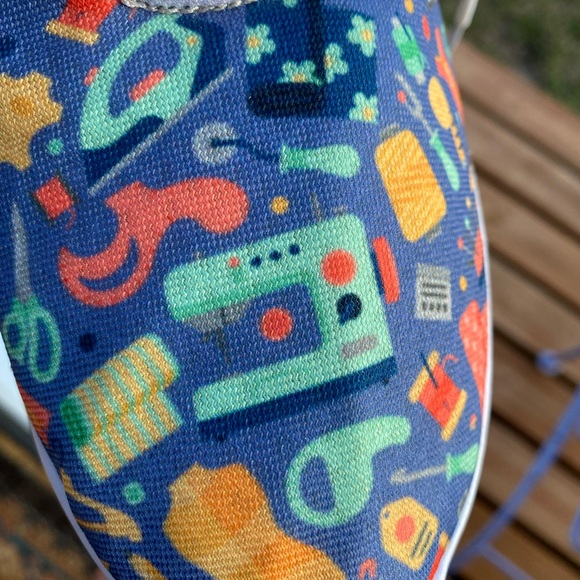 GROOVE BAHS TENNIS SHORS SEAMSTRESS THEMED LIKE NEW SIZE 7 women’s - Picture 8 of 10